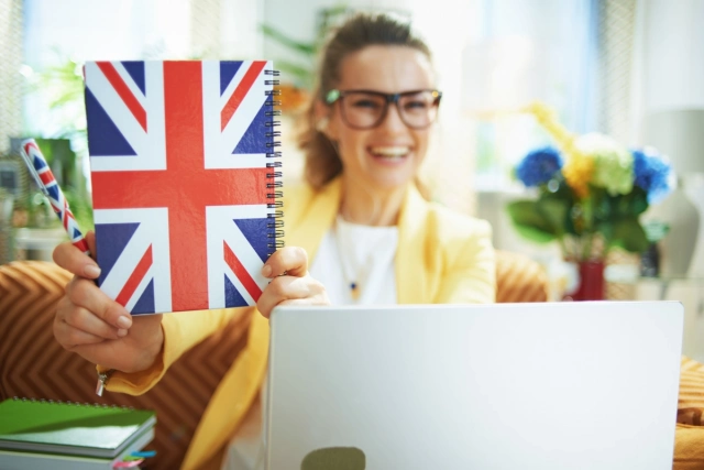 Vidám hölgy brit zászlós füzetet tart a kezében