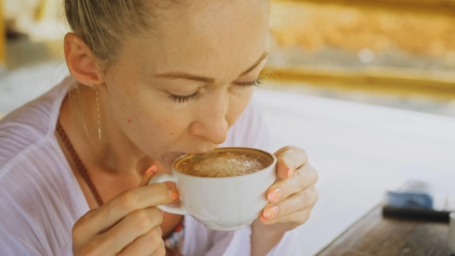 Hölgy kávét iszik.