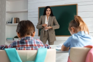 A bántalmazás megelőzése ott kezdődik, ahol a tanár nem hatalmat gyakorol, hanem emberséget