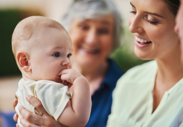 Bama, mama, nagymama örülnek a kisbabának