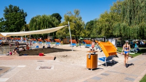 Fotókon mutatjuk a Balaton díjnyertes családbarát strandját!