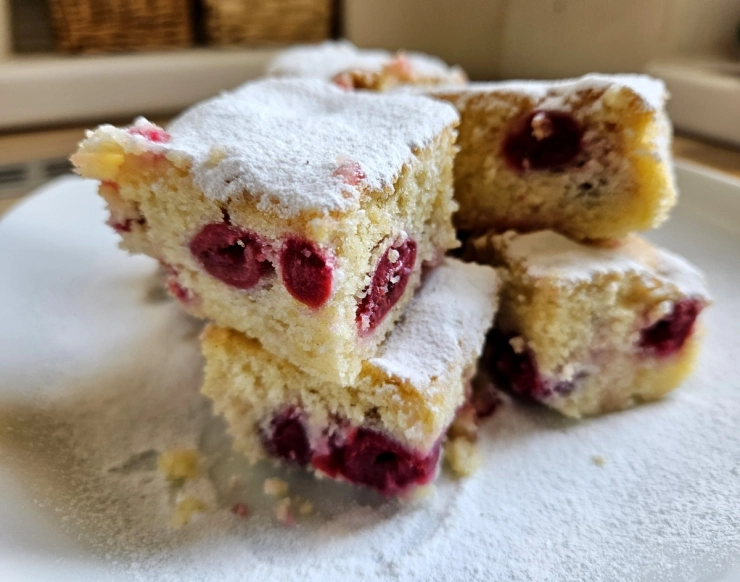 Meggyes pite porcukorral