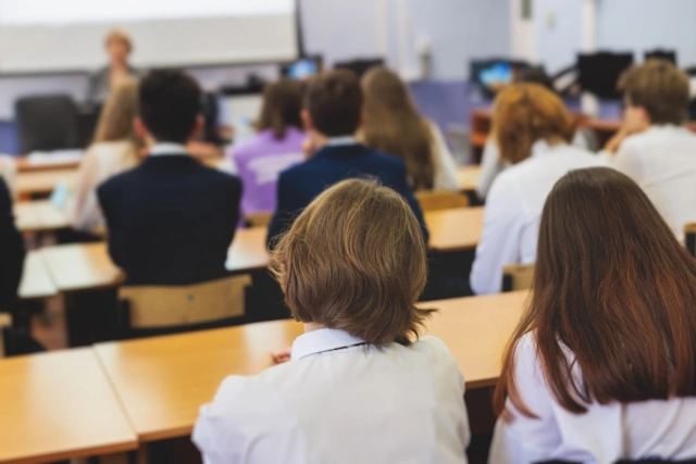 Diákok ülnek a padban, és várják a vizsgát.