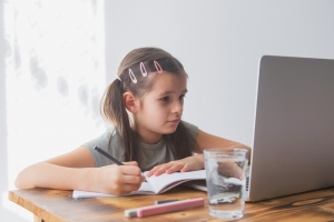 Mesterséges intelligencia a gyerekszobában: Ne tiltsd, tanítsd meg jól használni!