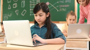 Kötelező lesz a mesterséges intelligencia oktatása az iskolákban! Mi ezzel a baj?