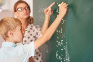 Nem tudod, hogyan segíts matekból a gyermekednek? Ingyenes tanácsadás két ismert oktatási szakértőtől