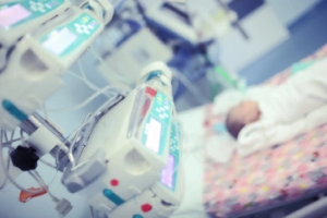 Szülni készülő kismama mellett szereltek vízvezetéket a fehérvári szülészeten