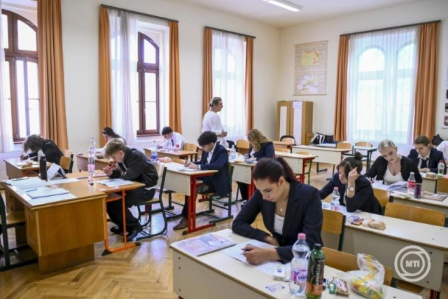 Diákok érettségi vizsgát írnak Debrecenben