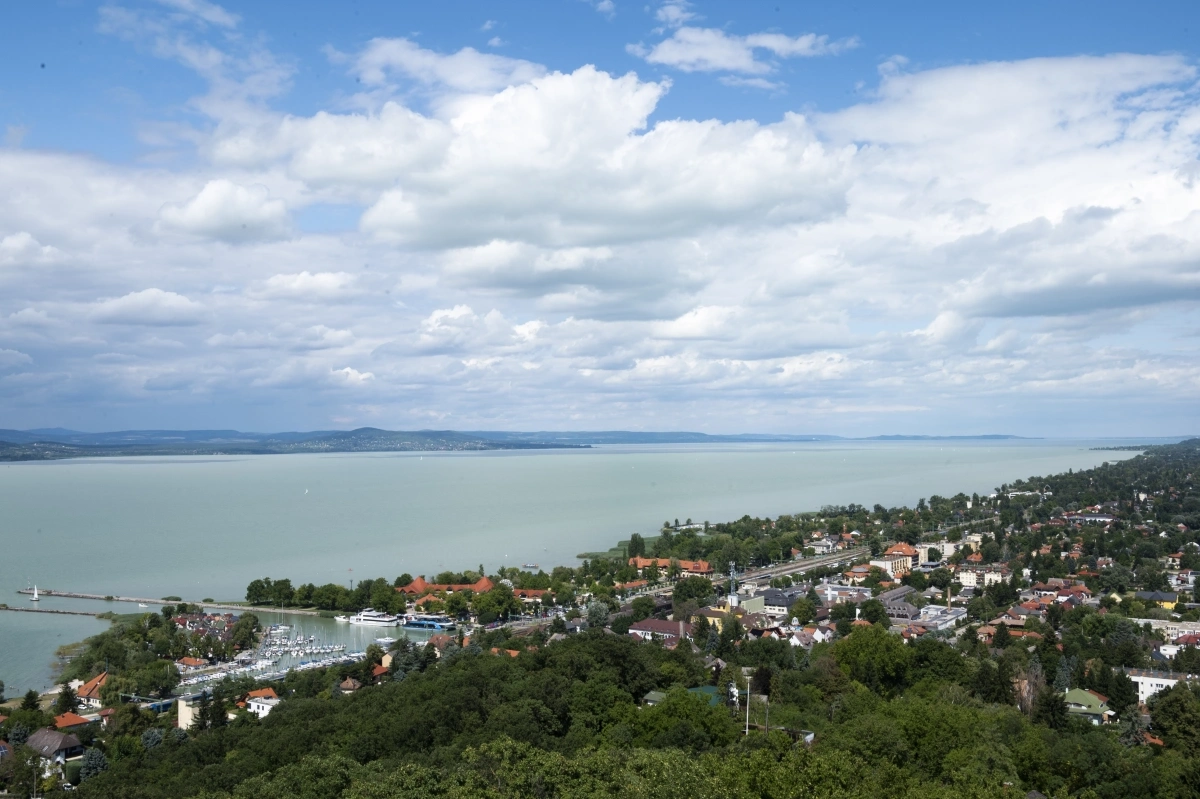 Balatoni panoráma Fonyódnál #nyár #balaton #kirándulás gyerekkel #Balaton #balaton gyerekkel #kirándulási tipp #balaton rossz időben #kirándulás ötlet #Balaton gyerekkel #Sipos-hegyi kilátó #Fonyód #Balaton rossz időben #kilátók a Balatonnál