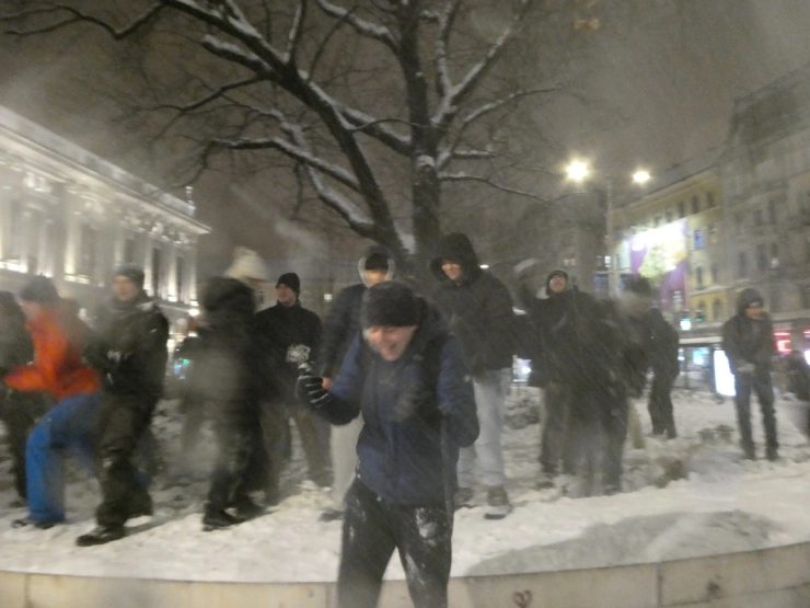 Hógolyócsata a Blaha Lujza téren