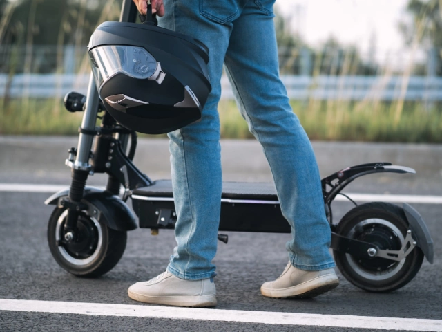 E-roller bukósisakkal