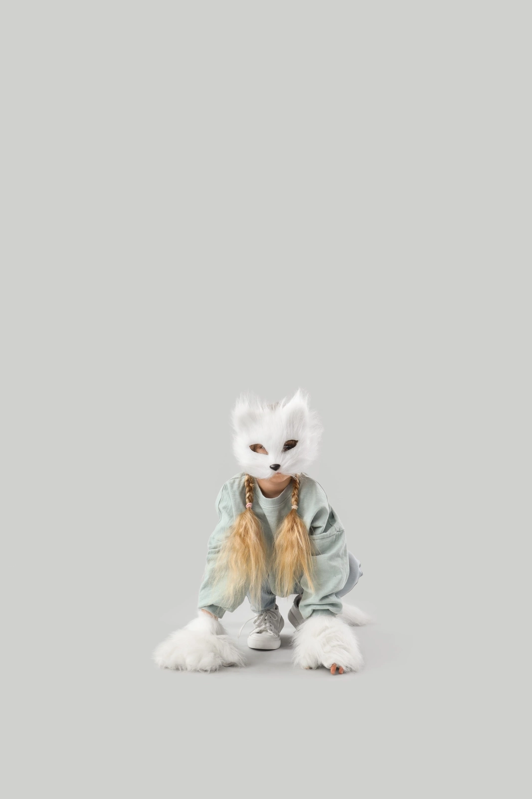 Lány furry jelmezben