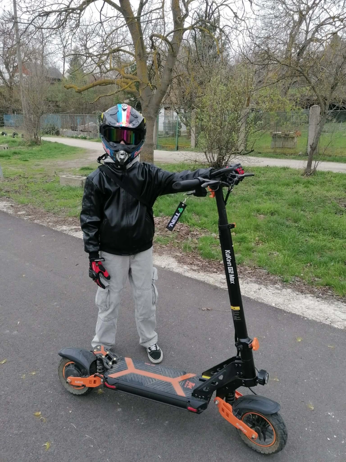 E-rolleres kamasz bukósisakkal