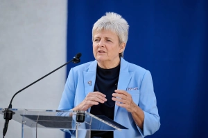 Két lépcsőben emelik a dajkák, iskolatitkárok és pedagógiai asszisztensek bérét