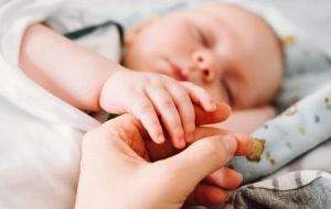 Egy mondat, amit szinte minden szülő hallott már – a tudomány ma egészen mást mond róla