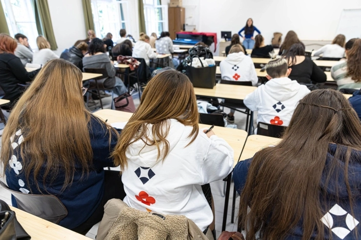 Fiatal tanító szakos hallgatók egy egyetemi előadáson