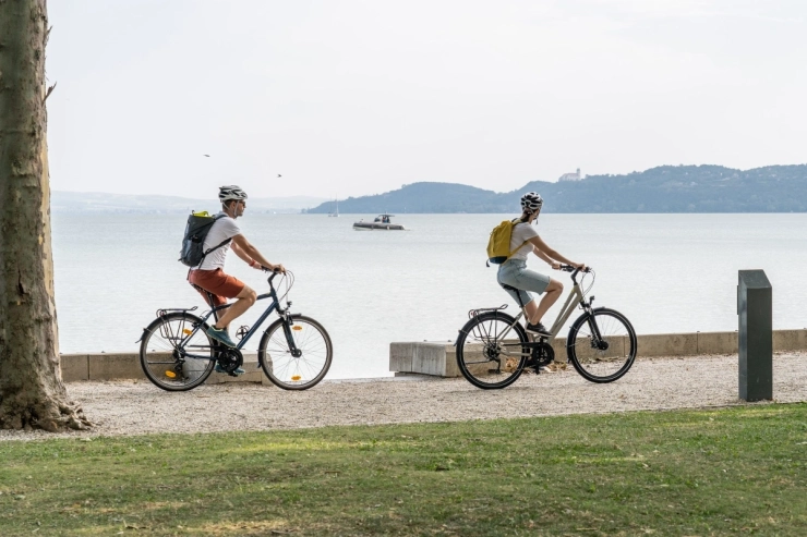 Családbarát biciklitúrák a Balaton körül, a képen a balatonfüredi Tagore sétányon