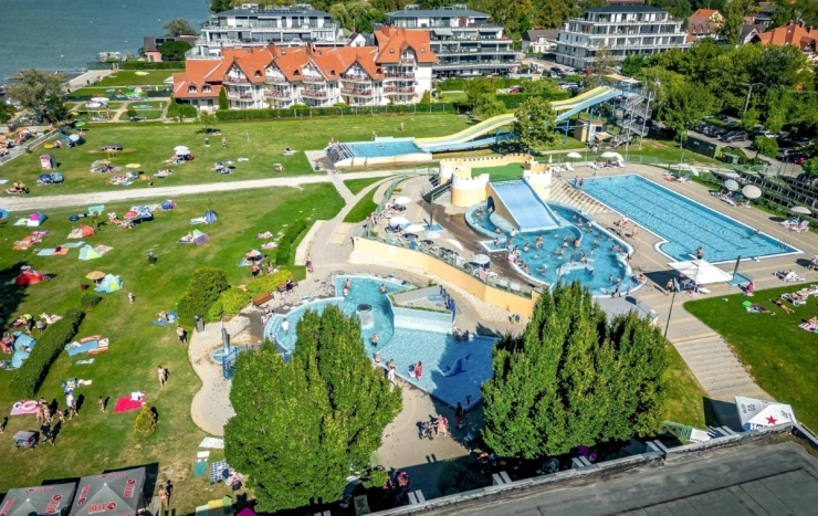 Balatonlellei Napfény strand medencéi