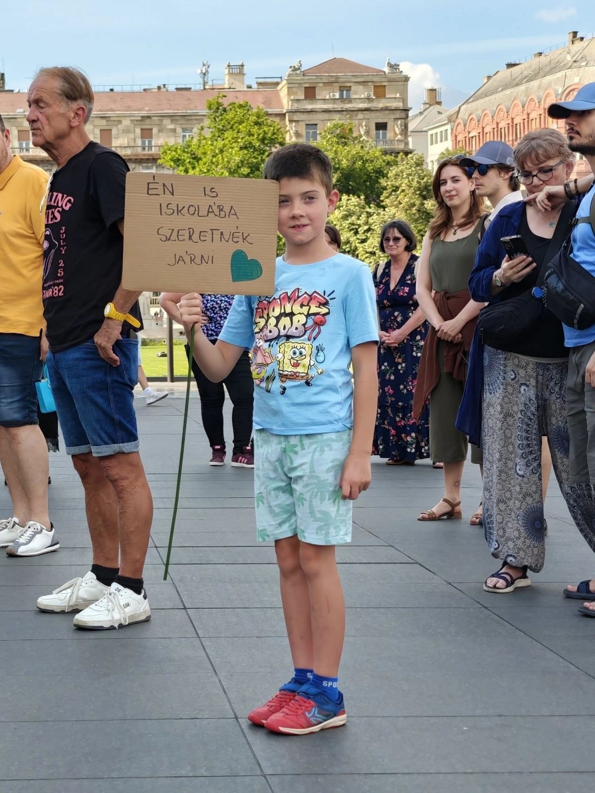 Demonstráló kisfiú