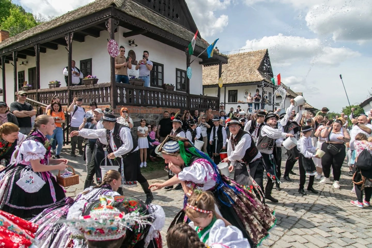 Hollókő hagyományos húsvéti locsolkodás
