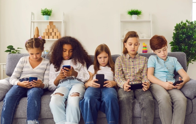 Boldogtalan gyerekek okostelefonnal