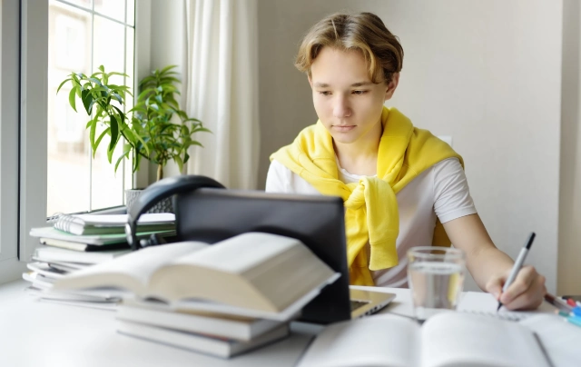 tini fiú online matek felvételi felkészítőn tanul laptop előtt