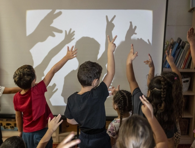 Gyerekek diafilm előtt